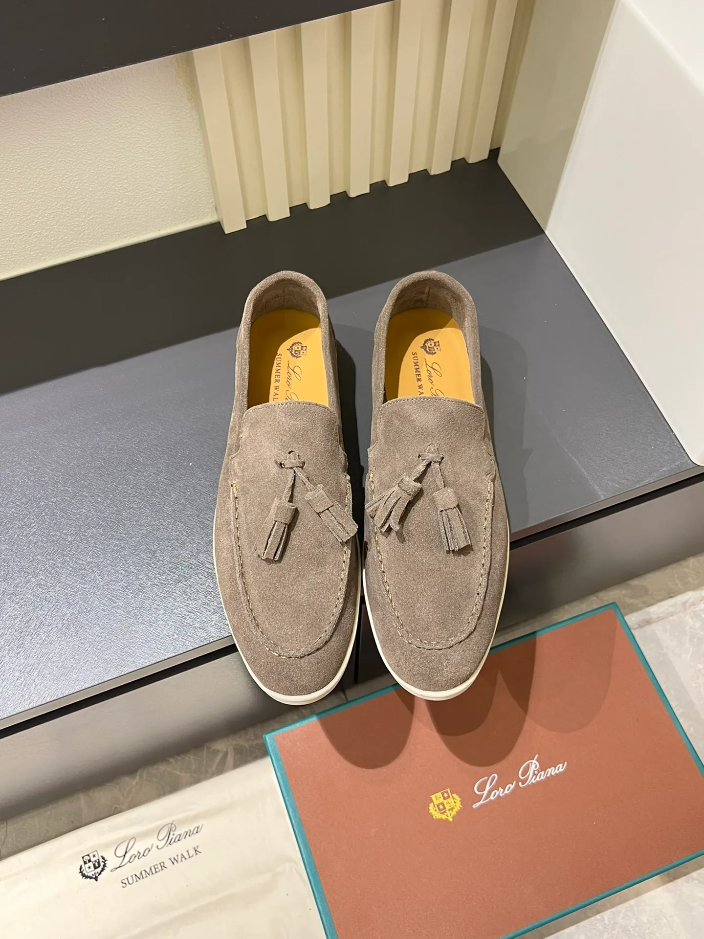 Men's shoes 💰p360 "Loro men's shoes 💰pian'*" Classic L men's shoes for couples 💰p Top version British flat loafers, a must-have item in old money style, the minimalist design is eye-catching and durable, a plus point for dressing The soft foot feel and texture are outstanding. They don’t scratch your feet and are very nice. They are matched with soft and waxy soles. They can be worn daily for a long time without getting tired. They are easy to wear, versatile and classic items, with perfect foot feel and texture! Imported cashmere fabric, the lining is made of imported A-grade water-dyed cow lining, the top version of the genuine leather midsole is sewn with pure handmade mark thread! Size: Female 35-40 (34. Customized) Male 38-44 (45.46. Customized)